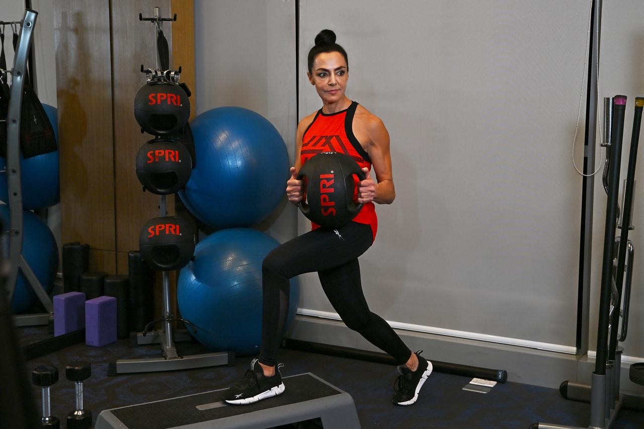Juanita Uribe entrenando fuerza con medicine ball